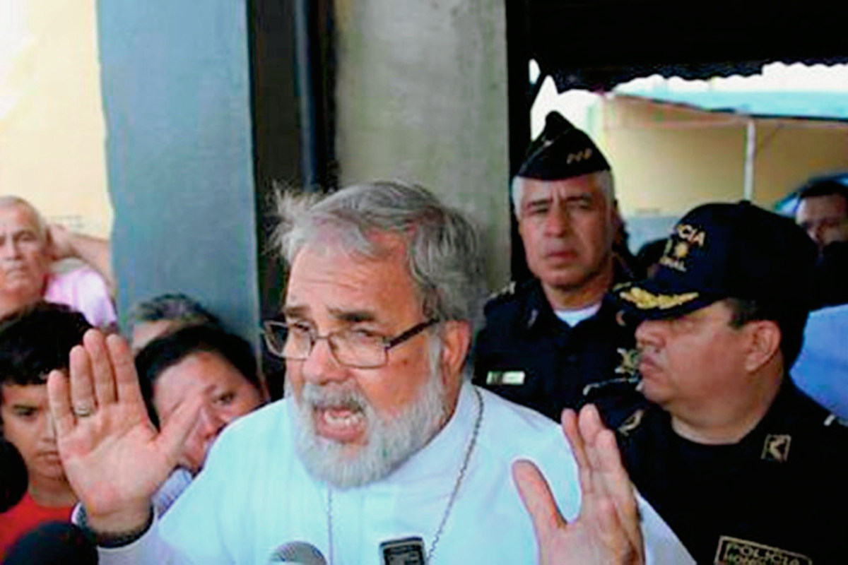 Monseñor Rómulo  Emiliani, obispo auxiliar de San Pedro Sula, ofrece declaraciones a periodistas. (Foto Prensa Libre: Tomada de internet)