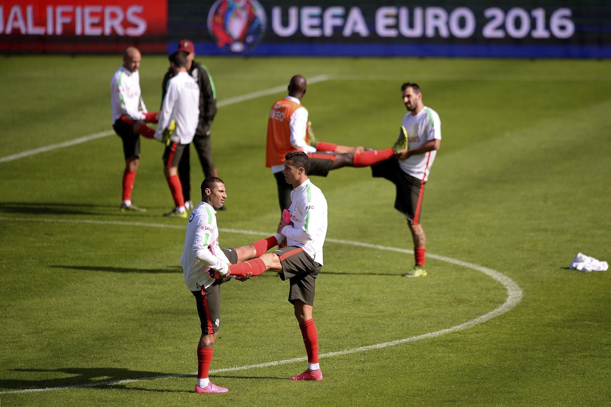 Cristiano Ronaldo y Ricardo Quaresma durante un entrenamiento de la selección nacional de futbol de Portugal antes de enfrentar a Dinamarca. (Foto Prensa Libre: EFE)