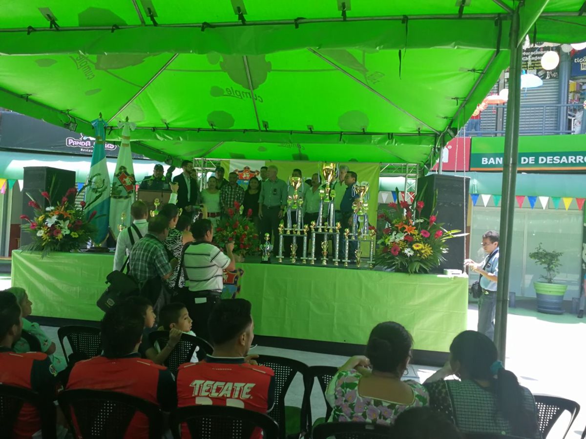 Alcalde Arzú participa en actividad por aniversario de plaza El Amate. (Foto Prensa Libre: Oscar García).