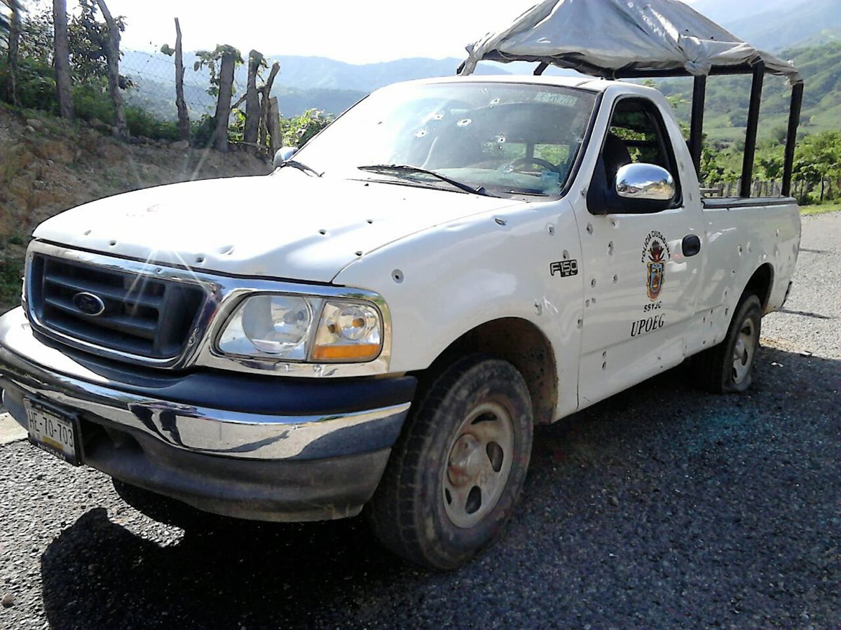 Vehículo con orificios de bala en el lugar donde se enfrentaron los policías comunitarios. (Foto Prensa Libre: EFE).