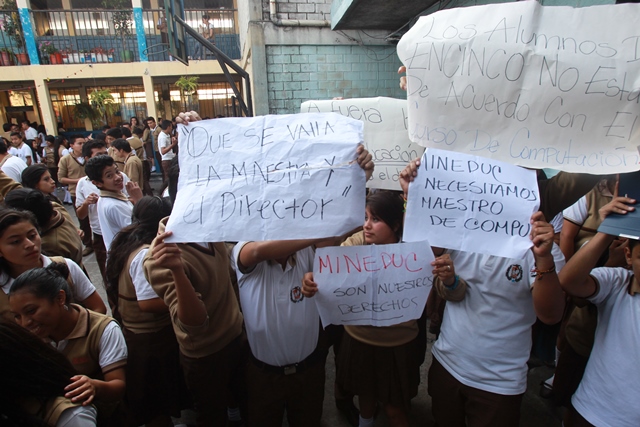 "Que se vaya la maestra y el director", dice uno de los carteles elaborados por los estudiantes. (Foto Prensa Libre: Estuardo Paredes)