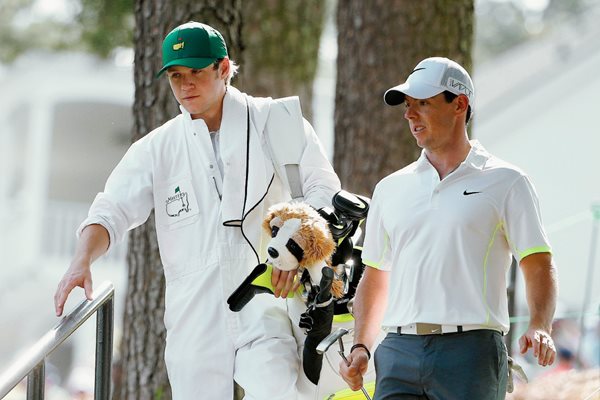 Rory McIlroy y su caddie Niall Horan de la bamda One Direction. (Foto Prensa Libre: AFP).