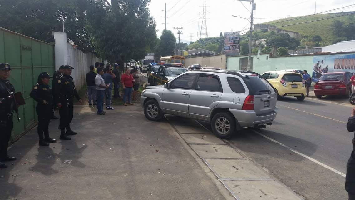 Este vehículo tipo agrícola fue abandonado por sospechosos del ataque en Villa Nueva. (Foto Prensa Libre: Bomberos Voluntarios)