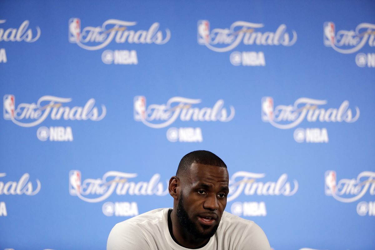 Lebron James responde las preguntas de los periodistas en la rueda de prensa de este martes donde habló de los problemas raciales. (Foto Prensa Libre: AP)