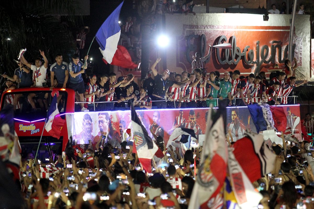 Los jugadores de las Chivas de Guadalajara celebraron un título 11 años después al derrotar a Tigres. (Foto Prensa Libre: EFE)