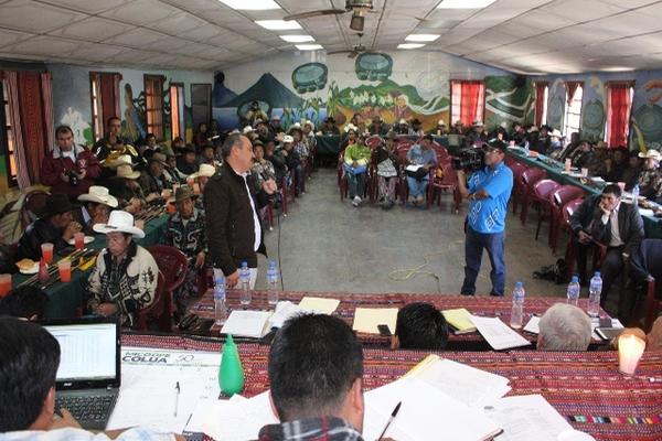 Autoridades Indígenas de Sololá, durante reunión con autoridades de  Salud. (Foto Prensa Libre: Ángel Julajuj)