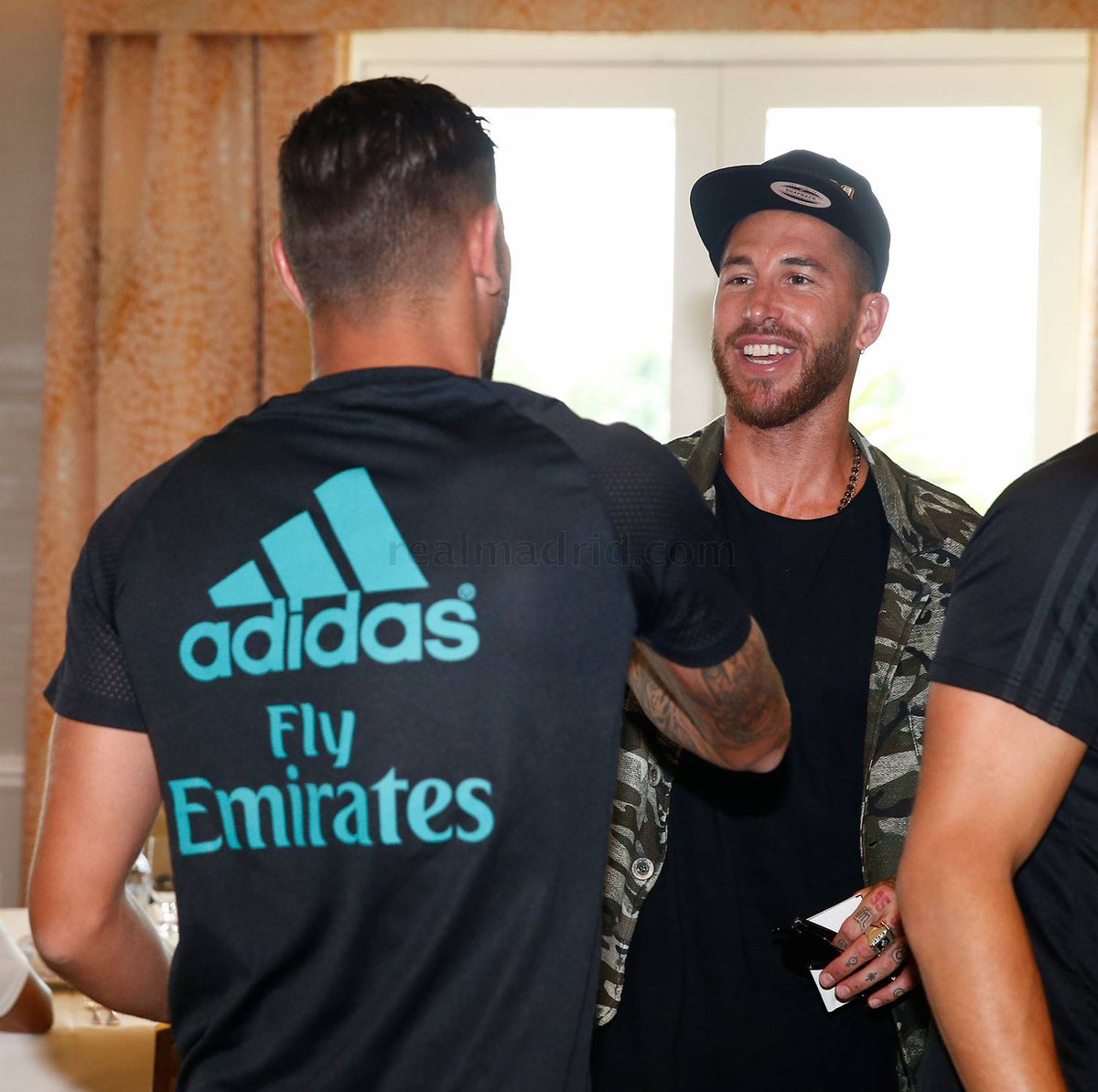 Ramos saluda a sus compañeros a su llegada a Los Ángeles. (Foto Prensa Libre: cortesía Real Madrid CF)