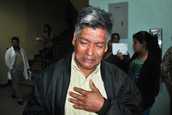 Pablo Concoá,  padre de un paciente que padece hepatitis, se lamenta porque no tiene dinero para comprar medicinas. (Foto Prensa Libre: Alejandra Martínez)