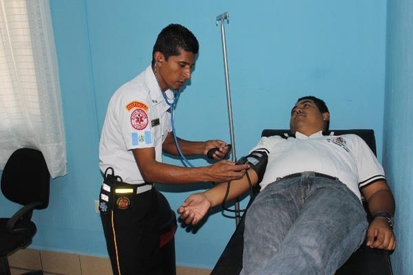 Paciente recibe atención en la clínica habilitada en la 26 compañía de los Bomberos Voluntarios ubicada en la cabecera de Jutiapa. (Foto Prensa Libre: Óscar González)