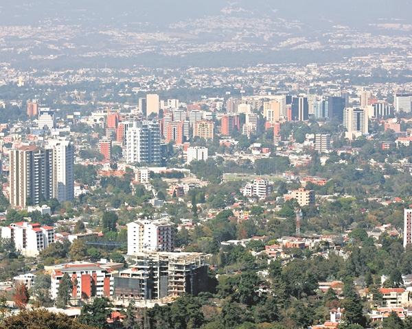 Servicios y la industria forman parte del éxito de la productividad de los lugares más prósperos, según Fundesa. (Foto Prensa Libre: Hemeroteca PL)