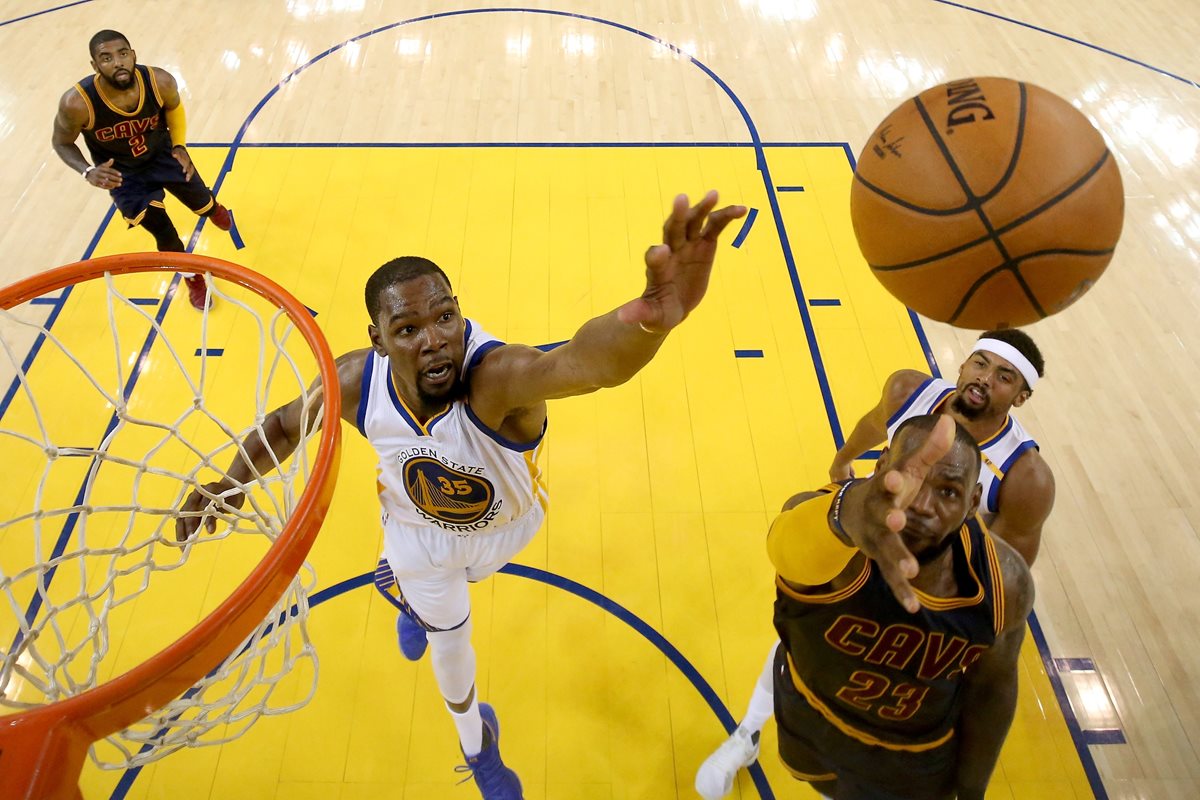 LeBron James (23) de los Cleveland Cavaliers salta junto a Kevin Durant (35) de los Warriors. (Foto Prensa Libre: AP)