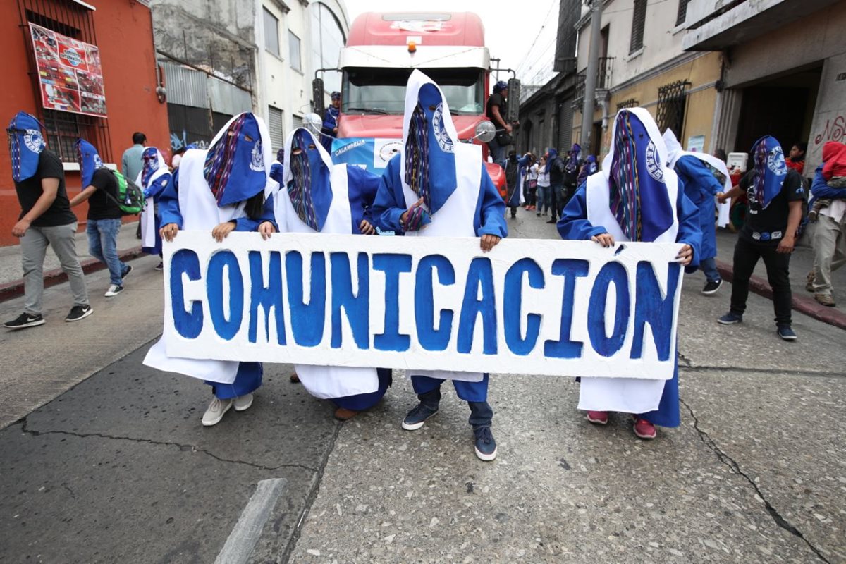 Los colores azul y blanco son utilizados por la Facultad de Ciencias de la Comunicación.