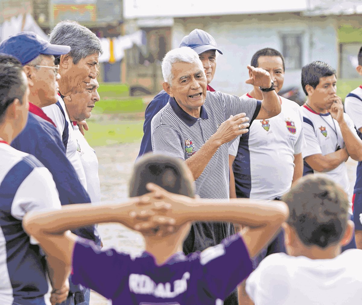 El exjugador de Municipal, Julio César Anderson, estuvo de visita en el país para darse cita a los campos de futbol de la colonia Sakerty, donde funciona la academia de la Fundación Rojos del 74. (Foto Prensa Libre: Norvin Mendoza)