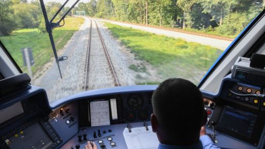 El primer tren de hidrógeno del mundo "está listo para producción en serie", dijo el gerente general de Alstom, Henri Poupart-Lafarge, en la ceremonia de inauguración (Foto Prensa Libre: GETTY IMAGES).