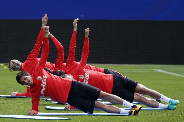 Los jugadores del Atlético de Madrid se ejercitan en el estadio Calderón. (Foto Prensa Libre: EFE)