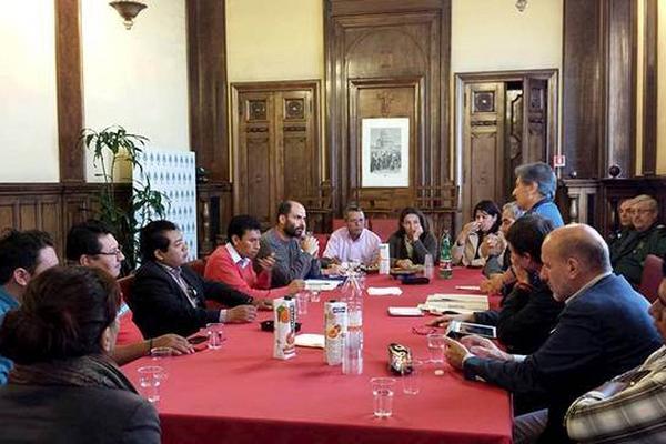 Expertos italianos tratan  sobre desechos, con  delegados de la cuenca del Lago de Atitlán. (Foto Prensa Libre: Cortesía de África 70)