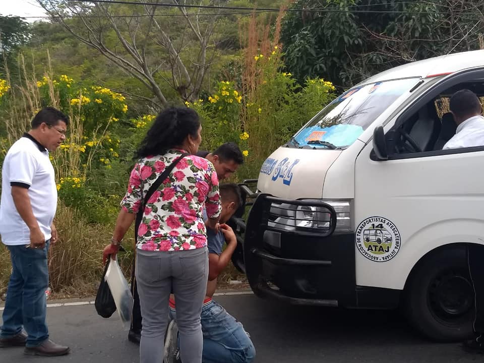 Bomberos voluntarios atienden a los pasajeros que sufrieron crisis nerviosa. (Foto Prensa Libre: Cortesía Bomberos Voluntarios).