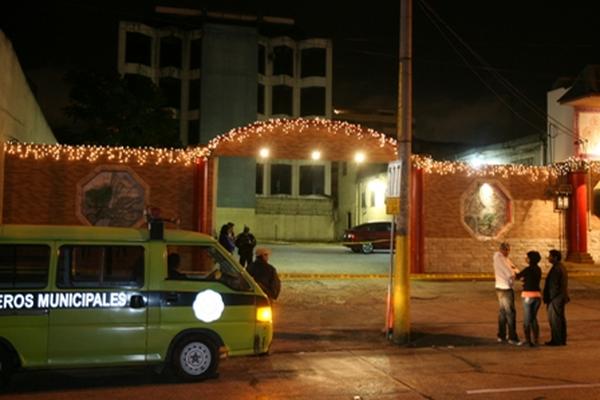 El área en donde ocurrió el ataque armado es acordonado por las autoridades judiciales para investigar el hecho. (Foto Prensa Libre: Daniel Herrera)