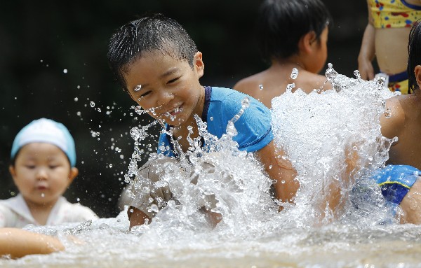 <em><span class="hps">Los niños juegan</span> <span class="hps">en un parque de</span> <span class="hps">Asuka,</span><span class="hps"> Tokio</span><span class="hps">.</span> <span class="hps">La</span> <span class="hps">temperatura subió a</span> <span class="hps">34</span> <span class="hps">grados. (Foto Prensa Libre:AP).</span></em>