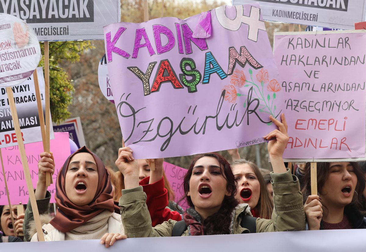 Un grupo de mujeres cantan y bailan durante una marcha para celebrar el Día Internacional de la Mujer en Ankara. (AFP).