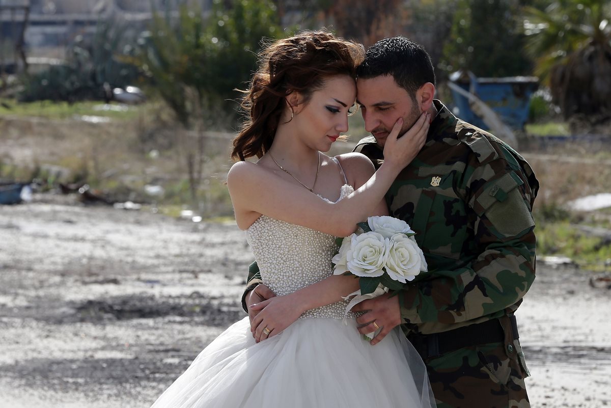 La pareja posa para la sesión fotográfica de su boda. (Foto Prensa Libre: AFP).