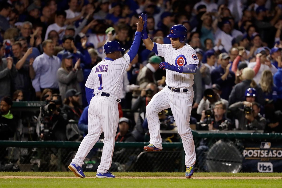 Willson Contreras y Gary Jones celebran al final del encuentro el triunfo de los Cachorros. (Foto Prensa Libre: AP)