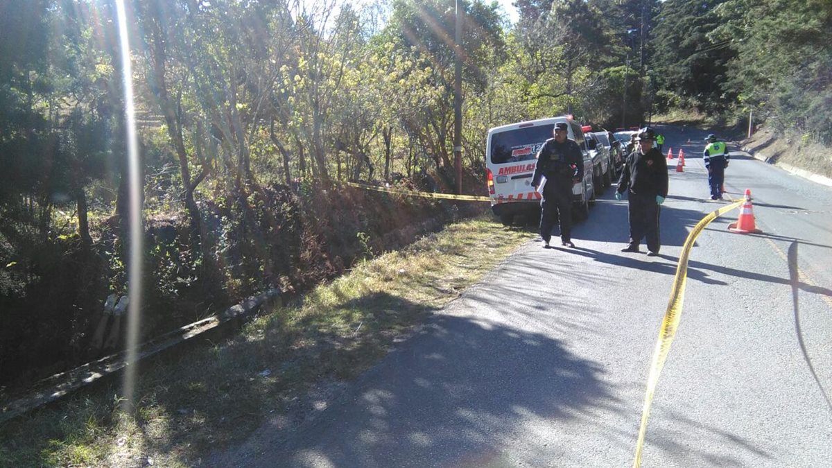 El cadáver del menor quedó a la orilla de la carretera en Lo de Diéguez, Fraijanes. (Foto Prensa Libre: Érick Ávila)