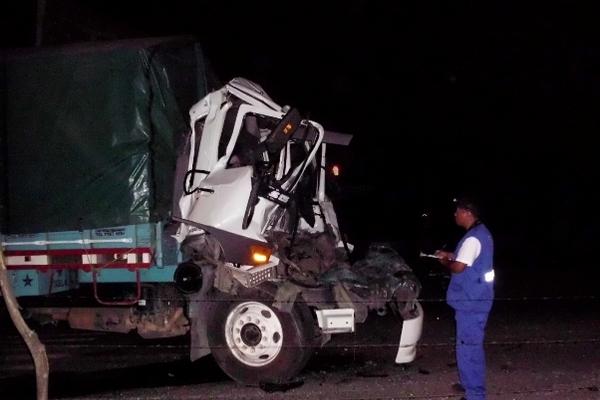 Camión en el que viajaban Juan Lucas y los dos heridos quedó destruido, en Morazán, El Progreso. (Foto Prensa Libre: Héctor Contreras)