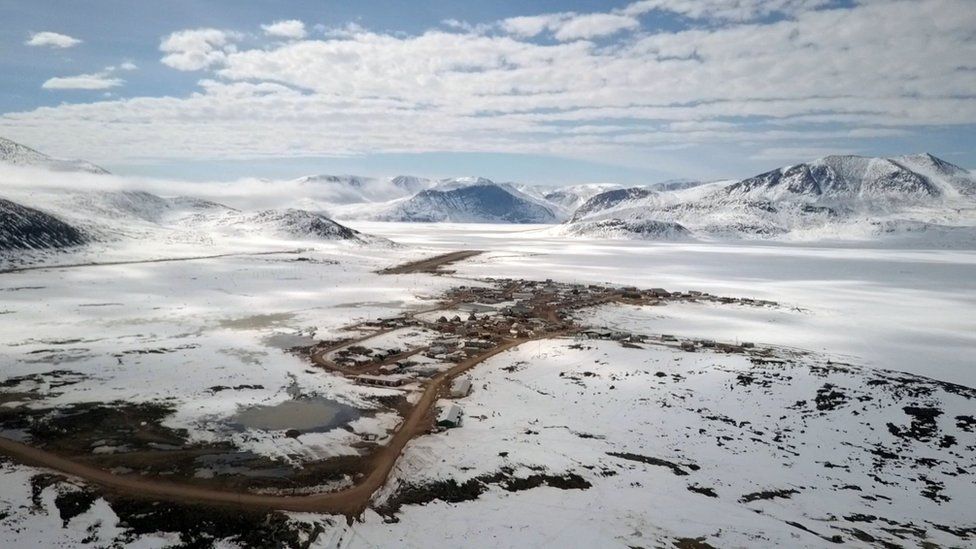 En el caserío viven poco más de 500 habitantes, que conviven con los icebergs. QAJAAQ ELLSWORTH