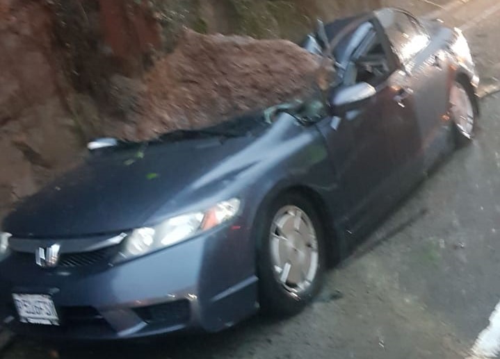 El automovilista que murió en la subida de Villalobos se dirigía hacia la capital cuando le cayó una roca que se desprendió de una ladera. (Foto Prensa Libre: PMT de Villa Nueva)