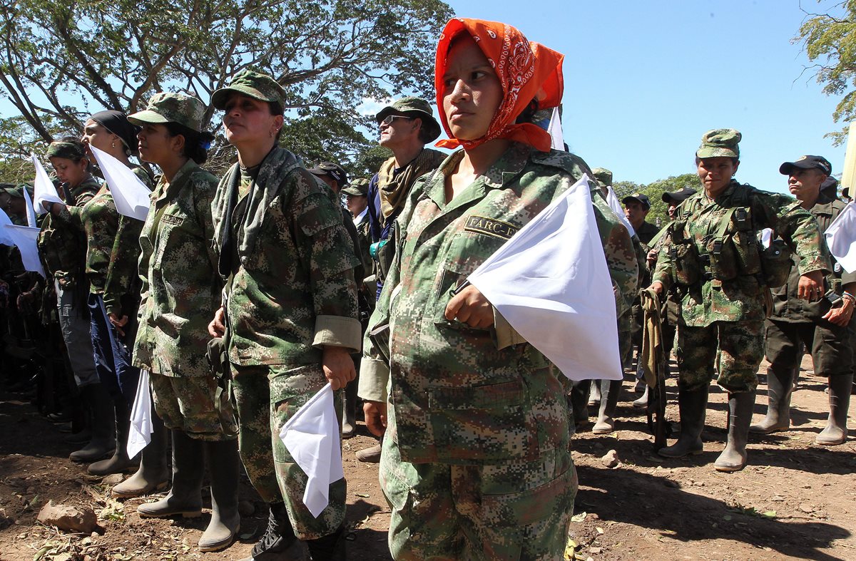 Grupo de guerilleros escucha los discursos del líder de las Farc, Luciano Marín Arango, "Iván Márquez".(EFE).