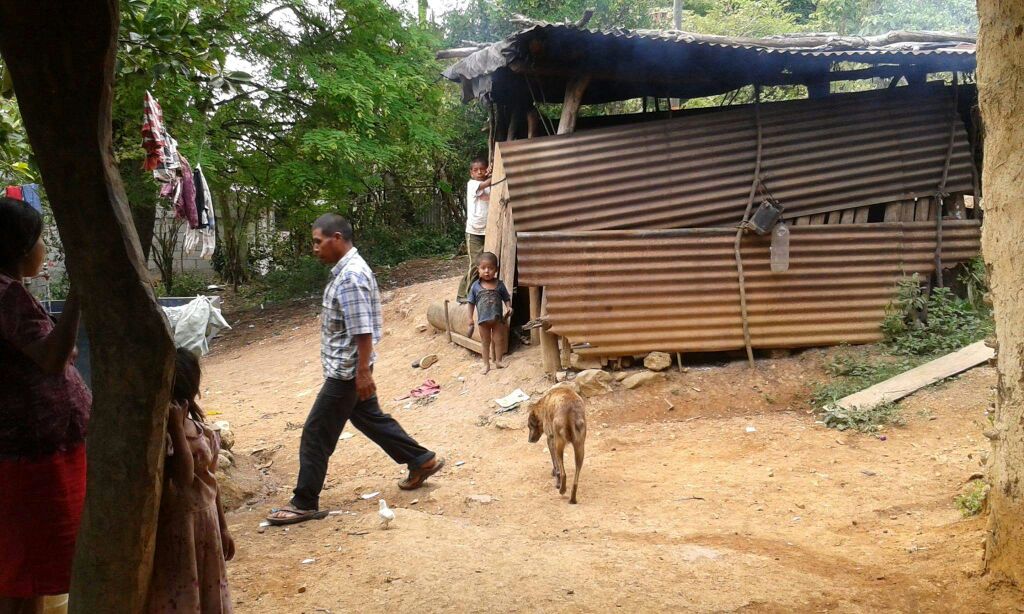 Familias de la aldea El Guayabo, Camotán, recibirán frijol y maíz para superar el periodo de hambre por el que atraviesan debido a la canícula prolongada. (Foto Prensa Libre: Cortesía Adeci).