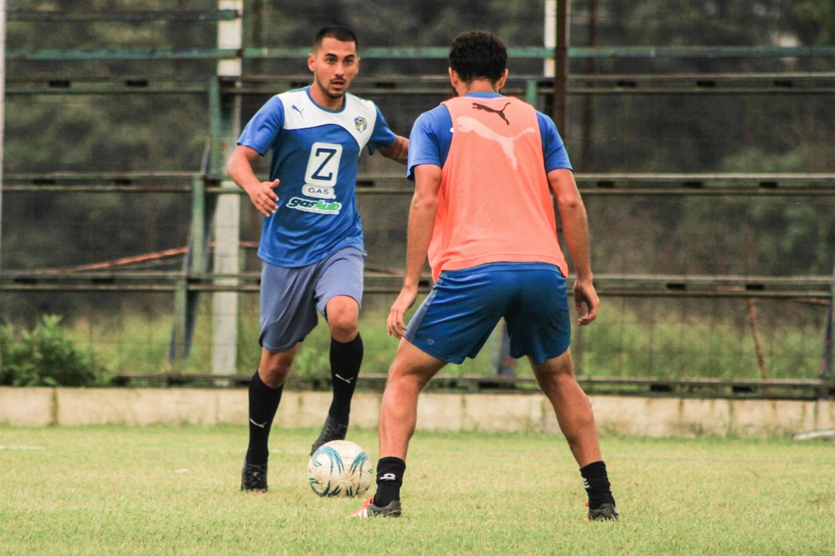 Diego Estrada sufrió un golpe en la rodilla izquierda, pero no será baja para el duelo frente a Guastatoya. (Foto Prensa Libre: cortesía Comunicaciones FC)