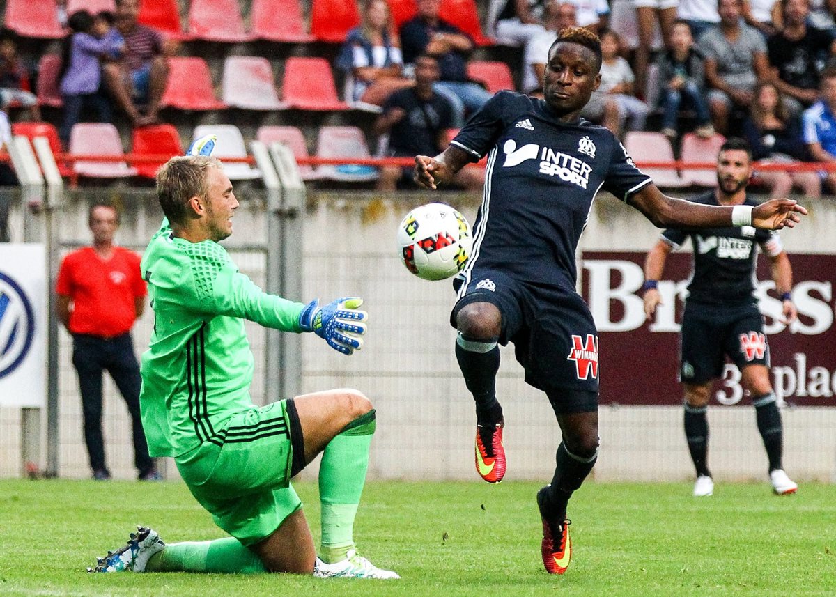 Jasper Cillessen (izquierda) se une mañana al Barcelona para afinar detalles de su contratación. (Foto Prensa Libre: EFE)