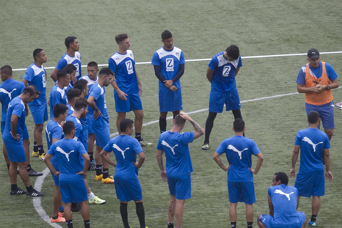 Jugadores cremas escuchan al técnico Iván Sopegno, en el inicio del entrenamiento en el Cementos Progreso. (Foto Prensa Libre: Norvin Mendoza).