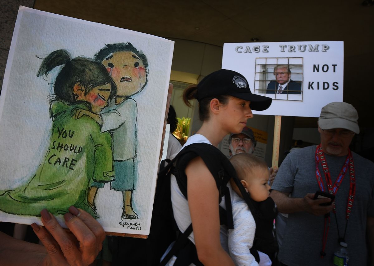 Un grupo de manifestantes paticipa en la marcha  contra la separación de familias inmigrantes en Los Ángeles,California. (AFP)