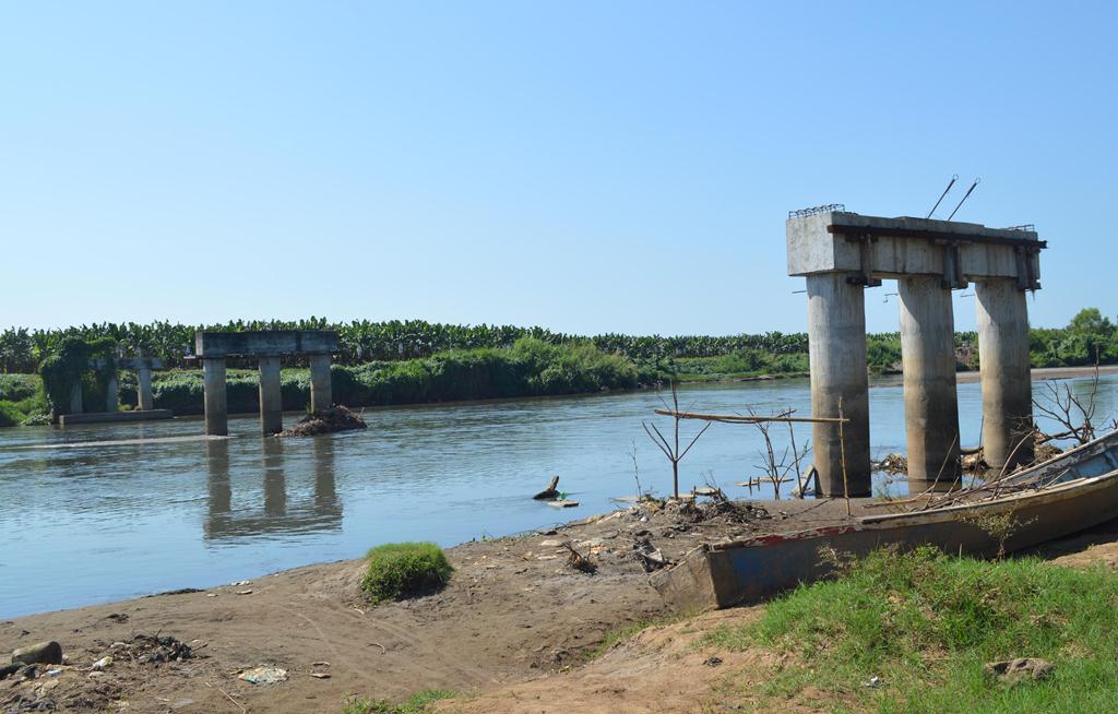 La construcción del puente que conecta los municipios de La Blanca y Ocós, San Marcos, fue abandonada hace seis años. (Foto Prensa Libre: Édgar Girón).