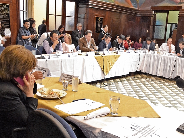 siete jefes de bloques votaron para continuar con la discusión de las reformas a la Constitución. La sesión fue convocada para mañana, a partir de las 10 horas.