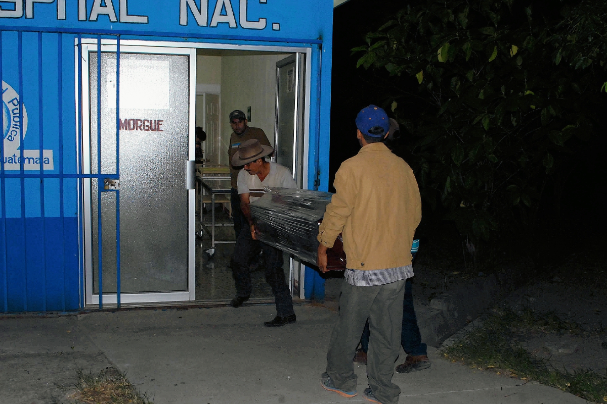 Familiares de Marvin Villatoro Hernández trasladan su cadáver de la morgue de Guastatoya. (Foto Prensa Libre: Hugo Oliva)