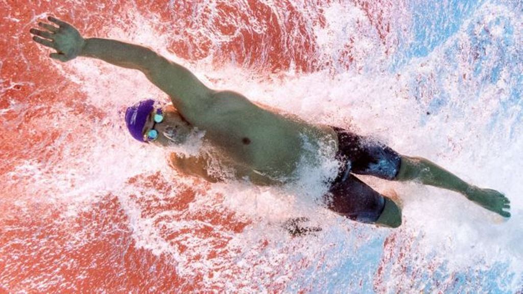 La mano se debe relajar una vez que hace contacto con el agua para permitir una leve separación de los dedos. (GETTY IMAGES)