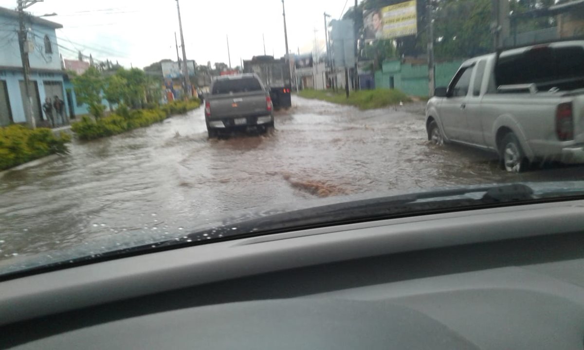 Calles anegadas en Villa Nueva. (Foto: Conred)