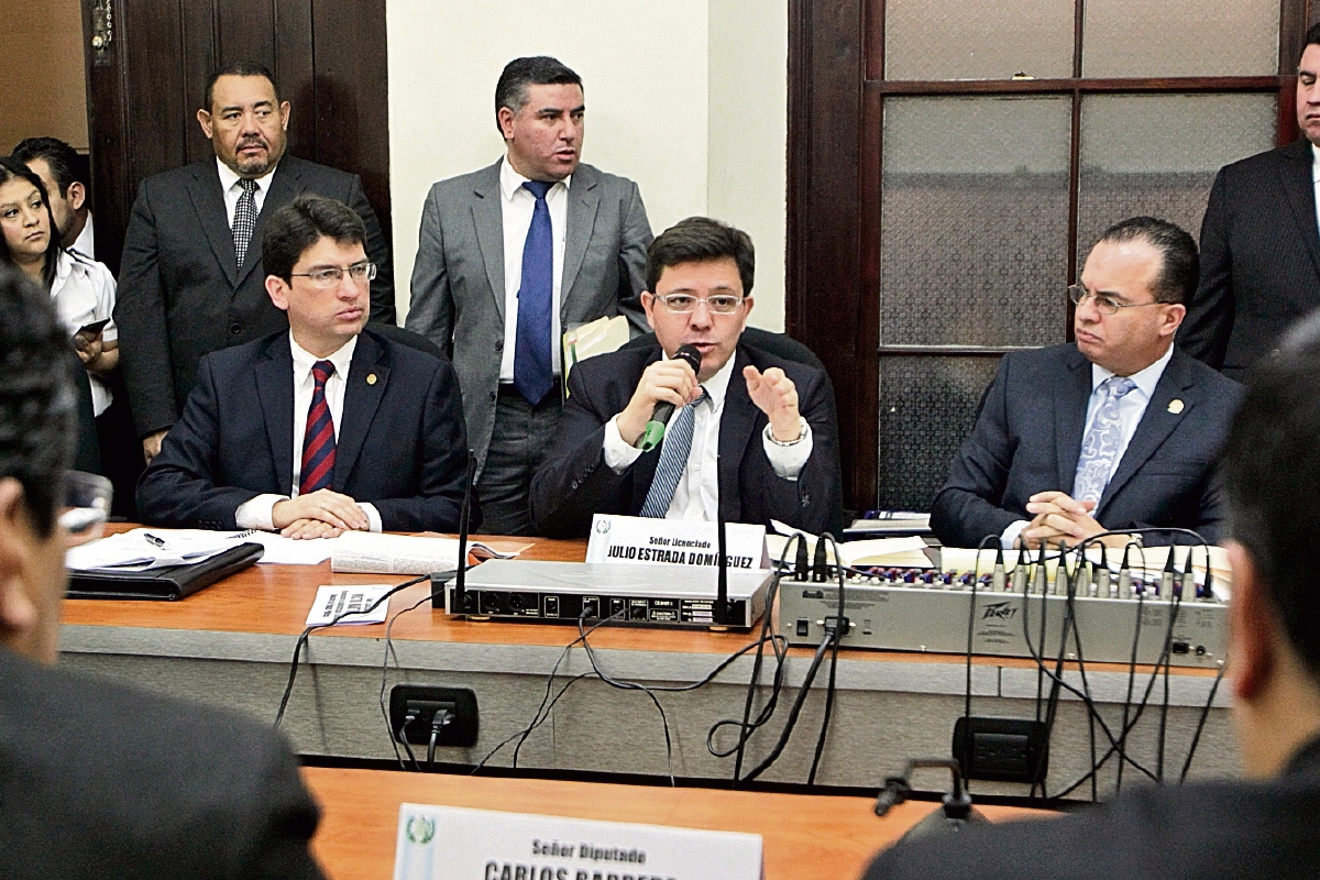 Los miembros de la Comisión de Finanzas y los ministros de Economía, Finanzas y Agricultura debatieron ayer el dictamen para la readecuación del presupuesto para el ejercicio 2016. (Foto Prensa Libre: Edwin Bercián)