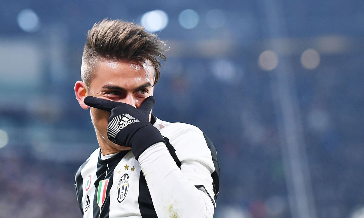 El jugador de Juventus Paulo Dybala celebra después de anotar un gol contra el Atalanta. (Foto Prensa Libre: EFE)