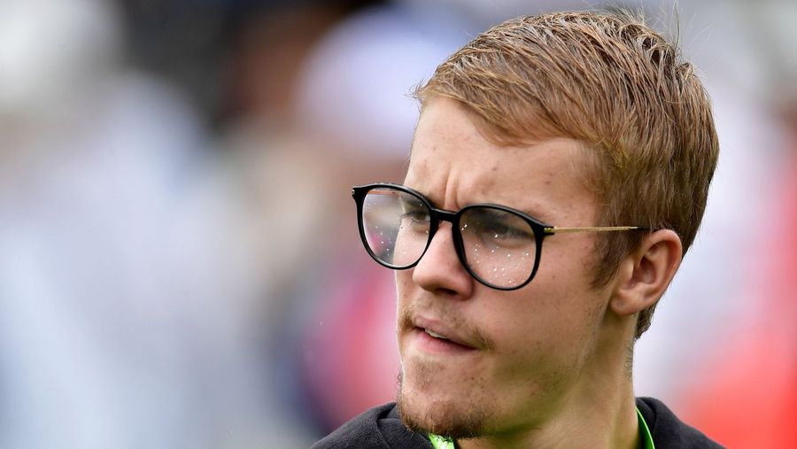 Justin Bieber fue el protagonista de un divertido momento mientras esperaba ayuda de las autoridades el pasado domingo. (Foto Prensa Libre: AFP).