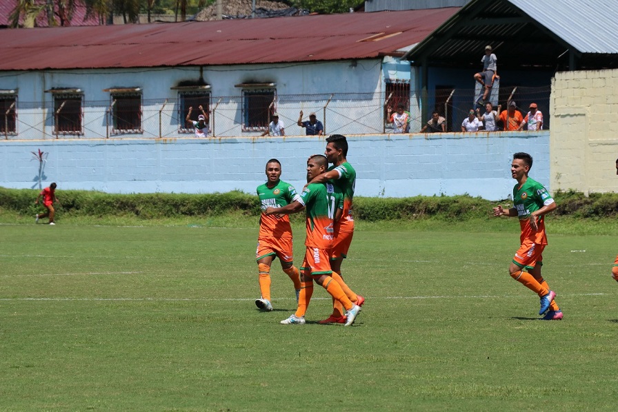 Los jugadores de Siquinalá festejan la goleada sobre Deportivo Marquense. (Foto Prensa Libre: Carlos Paredes)