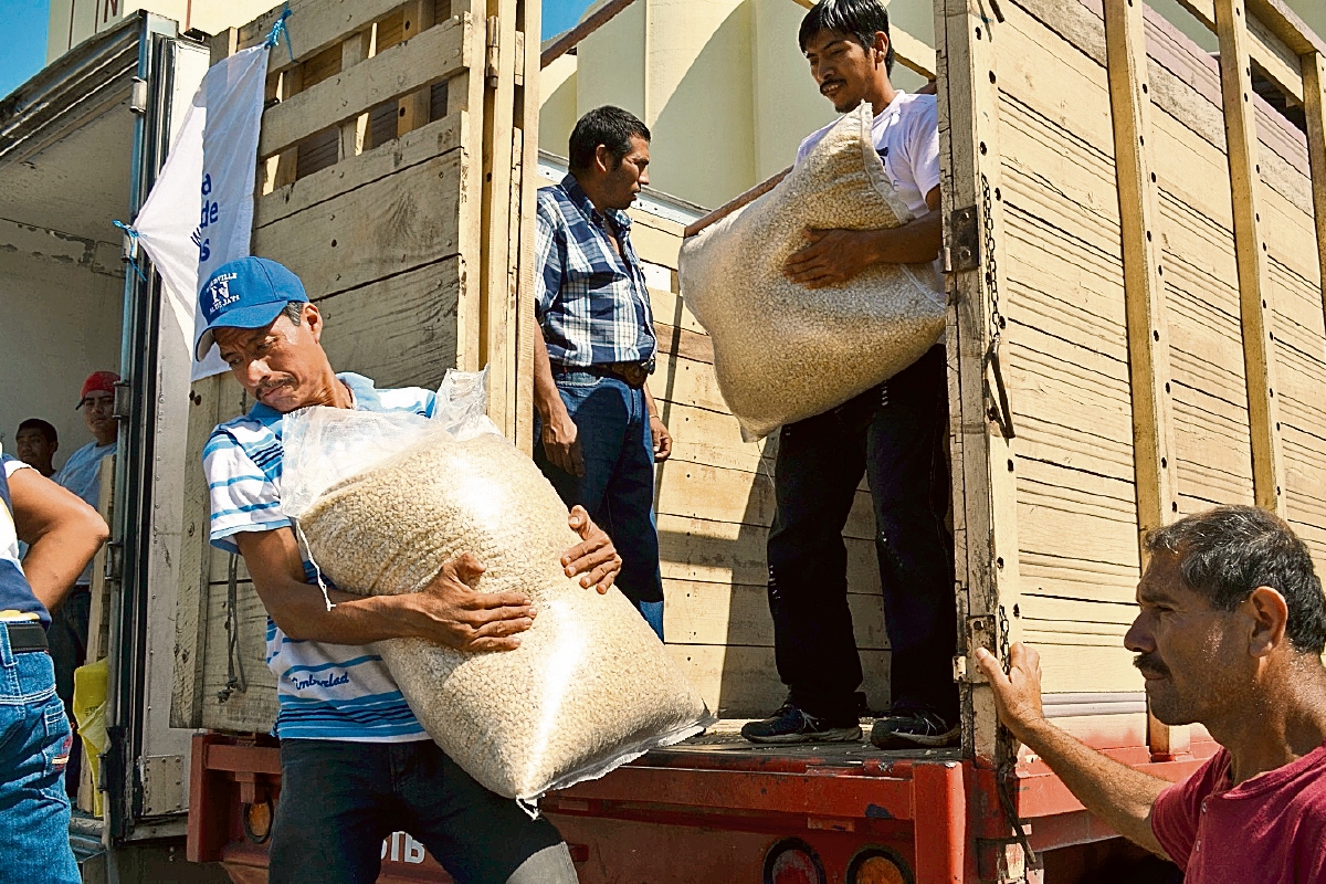 Afectados por  la canícula prolongada reciben alimentos, entre ellos granos básicos. Según informe del Ejecutivo, se benefició a 743 mil 715 familias a escala nacional.