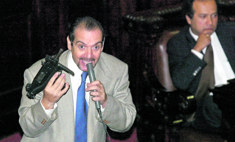 En 2004, el diputado Pablo Duarte llevó armas de fuego al hemiciclo durante la discusión de la legislación en la materia.