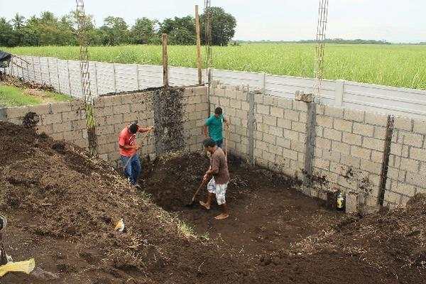 Una de las construcciones que los invasores levantan en el área verde de la ruta entre Escuintla e Iztapa.