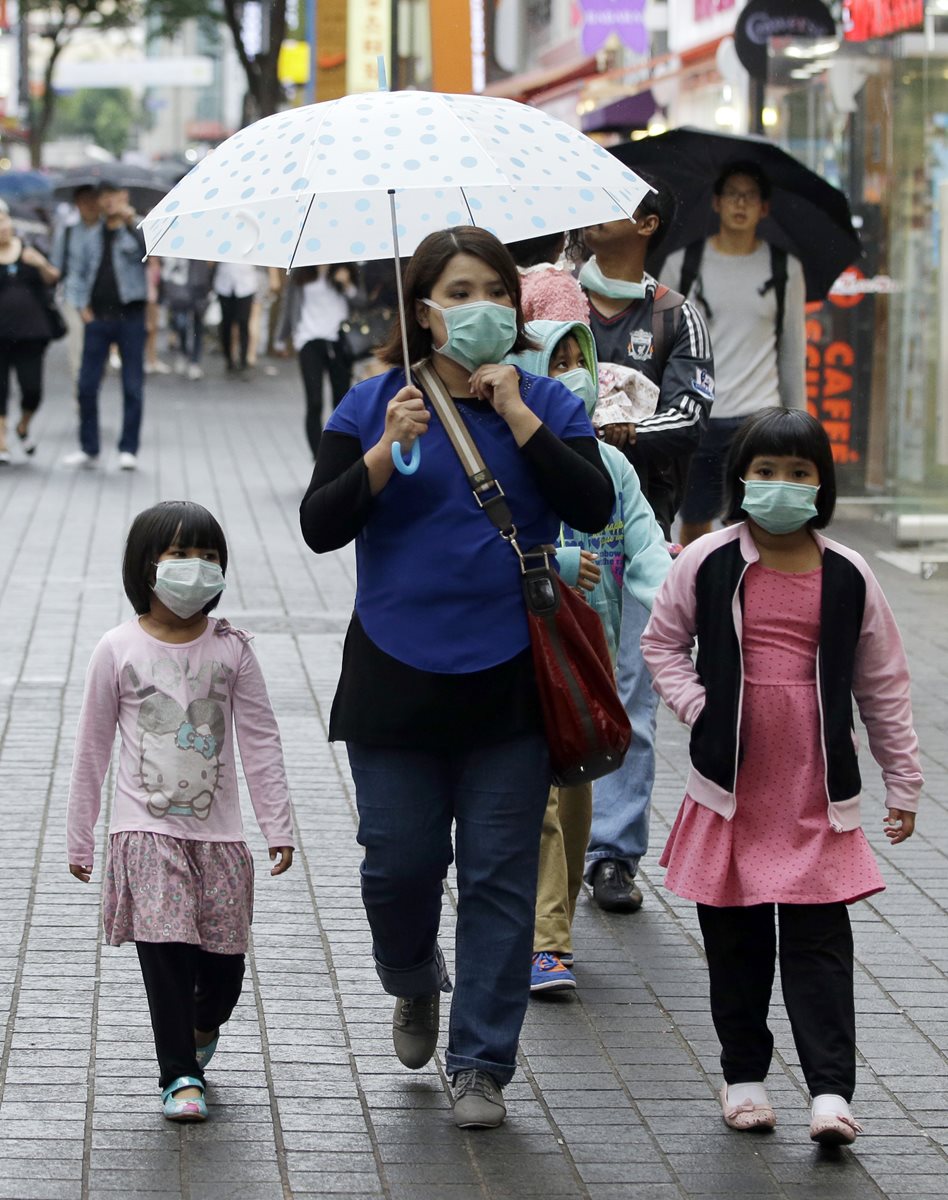 Una familia toma precauciones, por virus. (Foto Prensa Libre: AP)
