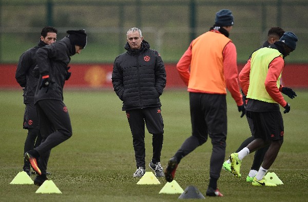 José Mourinho habló de la participación del United en cuatro competiciones. (Foto Prensa Libre: AFP).